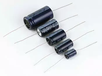 ELKO AKSIAALI 100uF/63V - Elektrolyyttikondensaattorit - pysty - 100A0K - 1